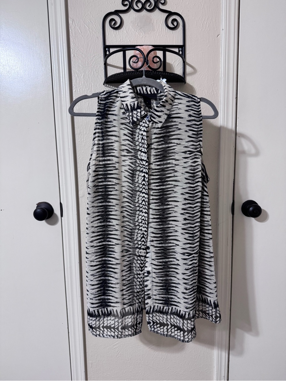 Lane Bryant Size 14 Black and White Sleeveless Collared Blouse/Shell